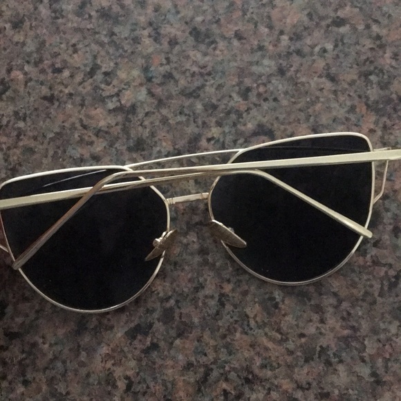 Gold and black sun glasses - Picture 2 of 3